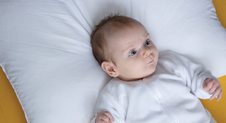 oreiller faut-il en mettre un dans le lit de bébé - Les Bonnes Bouilles